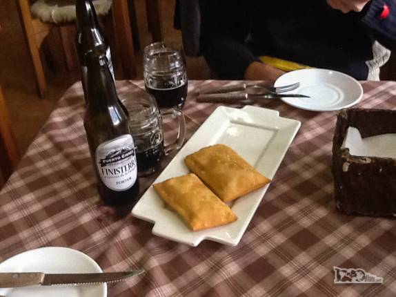 Deliciosas empanadas chilenas acompanhadas de cerveja preta em restaurante de Coyhaique, a maior cidade ao longo da Carretera Austral, no sul do Chile
